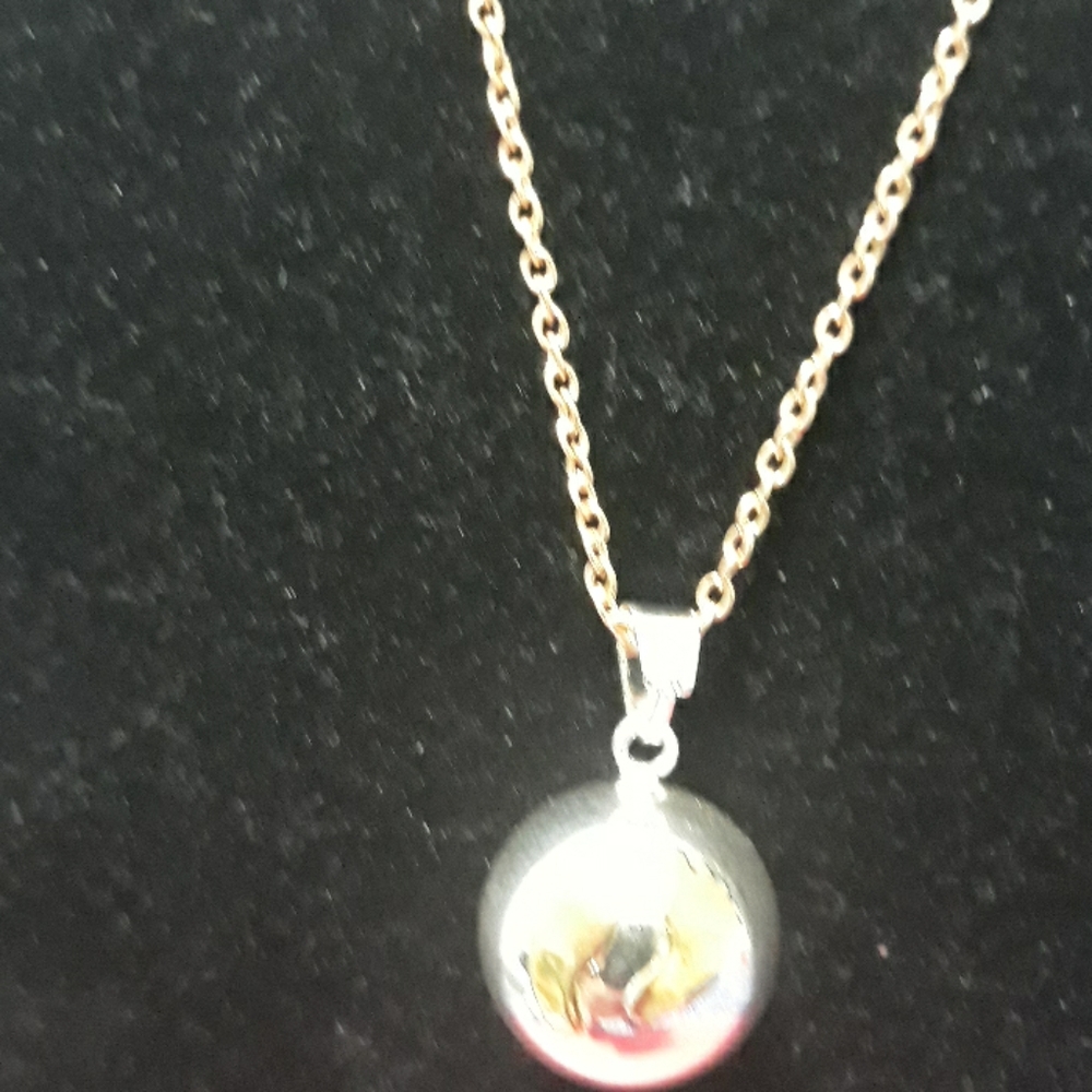 Foot print necklace musical